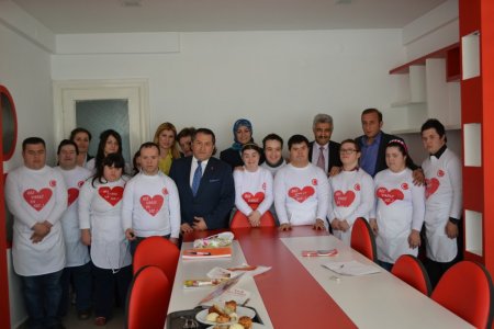 AK Partililer Down Sendorumlular Derneği'ni ziyaret etti