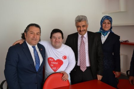 AK Partililer Down Sendorumlular Derneği'ni ziyaret etti