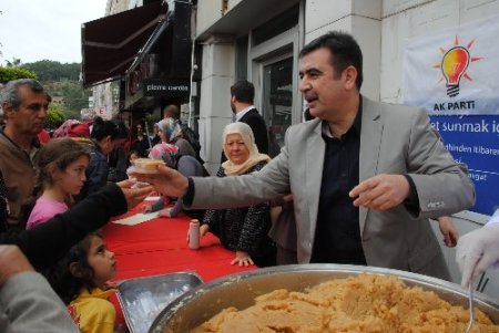 AK Parti'liler 'Güllerin Efendisi' adına Kutlu Doğum helvası dağıttı
