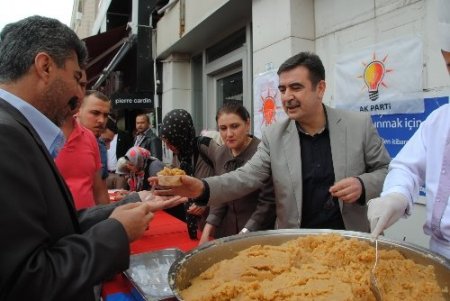 AK Parti'liler 'Güllerin Efendisi' adına Kutlu Doğum helvası dağıttı