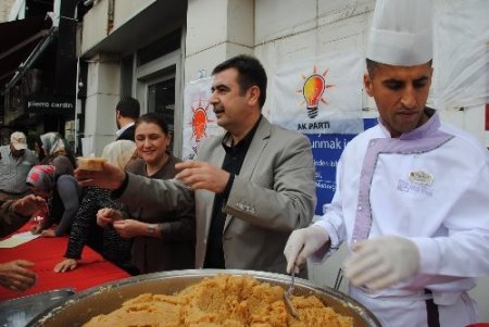 AK Parti'liler 'Güllerin Efendisi' adına Kutlu Doğum helvası dağıttı