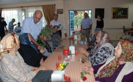 AK Partililer yaşlılar haftasında huzurevi sakinlerini unutmadı