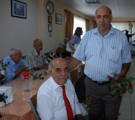 AK Partililer yaşlılar haftasında huzurevi sakinlerini unutmadı