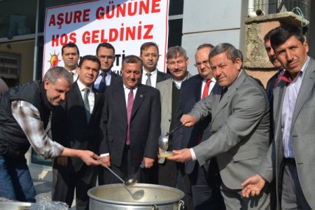 AK Partililerden aşure ikramı