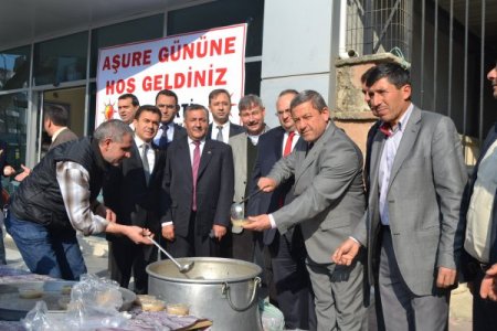 AK Partililerden aşure ikramı