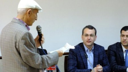 AK Partililerin huzurevi ziyareti