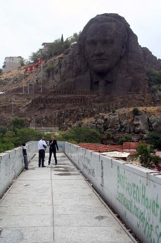 Ak Parti'nin 4,2 Milyon Lira Harcayarak Yaptığı Atatürk Maskını Chp Açtı