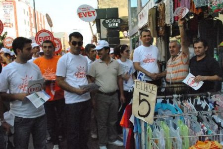 Ak Parti'nin Demokrasi Elçileri, Vatandaşlara Anayasa Değişiklik Paketini Anlattı