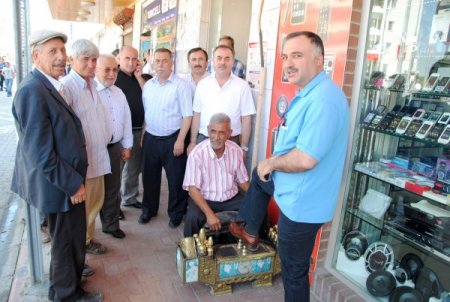 Ak Parti'ye Oy Veren Ayakkabı Boyacası 50 Yıllık Yerinden Uzaklaştırıldı