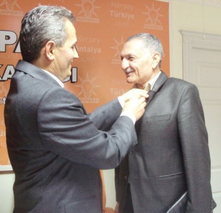 Ak Parti'ye Yeni Katılanlara Rozet Takıldı