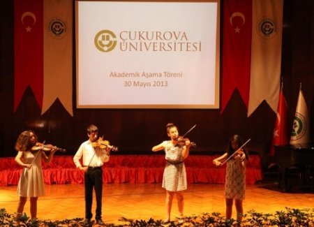 Akademik aşama kaydeden öğretim üyelerine plaket verildi