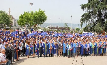 Akademisyen ve öğrenciler mezuniyeti yürüyerek kutladı