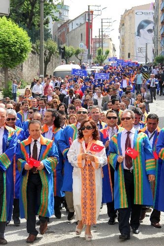 Akademisyen ve öğrenciler mezuniyeti yürüyerek kutladı