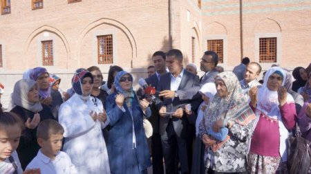 Akan kanın durmasını isteyen anneler, Hacıbayram'da Türkçe ve Kürtçe dua etti