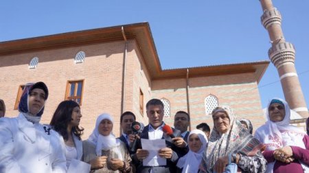 Akan kanın durmasını isteyen anneler, Hacıbayram'da Türkçe ve Kürtçe dua etti