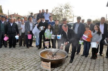 Akardere Köyü'nde Kurban Etleri Bir Asırdır Birlikte Yeniyor