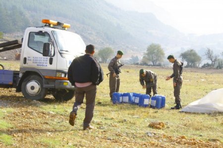 Akaryakıt hırsızları TIR'ı soymaya çalışırken kaçtı