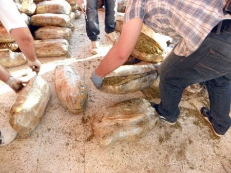 Akaryakıt tankerinde 1 ton esrar ele geçirildi