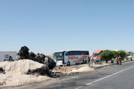Akaryakıt Yüklü Tanker Devrilerek Yandı