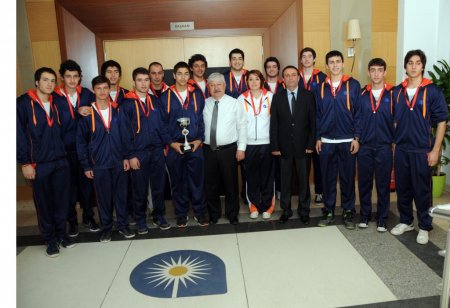 Akaydın, il birincisi olan basketbolculara altın hediye etti