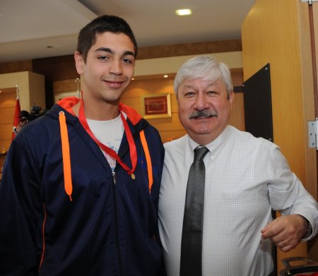 Akaydın, il birincisi olan basketbolculara altın hediye etti