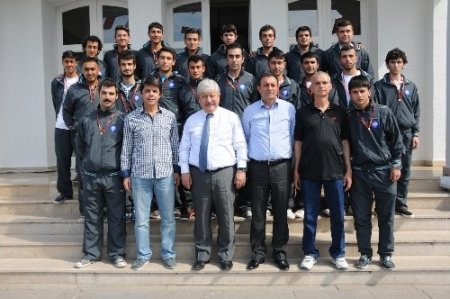 Akaydın’dan şampiyon futbolculara çeyrek altın