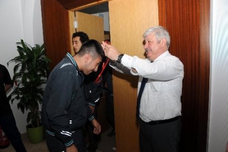 Akaydın’dan şampiyon futbolculara çeyrek altın