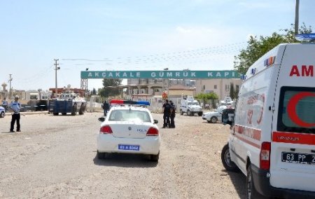 Akçakale Gümrük Kapısı'nda gerginlik, 1 polis ağır 7 kişi yaralı