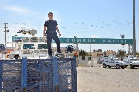 Akçakale Gümrük Kapısı'nda gerginlik, 1 polis ağır 7 kişi yaralı