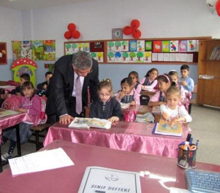 Akçakoca Kaymakamı Pekmez köy okullarını ziyaret etti