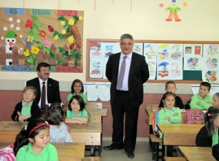Akçakoca Kaymakamı Pekmez köy okullarını ziyaret etti