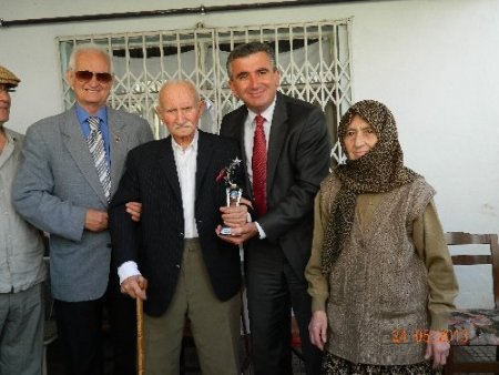 Akçakocalı hayırsever belediyeye tam donanımlı ambulans bağışladı