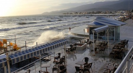 Akçay ve Güre'de lodos fırtınası etkili oldu