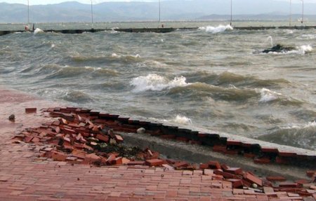 Akçay ve Güre'de lodos fırtınası etkili oldu