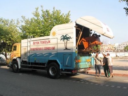 Akçay'da Çöp Konteynerleri Dezenfekte Ediliyor