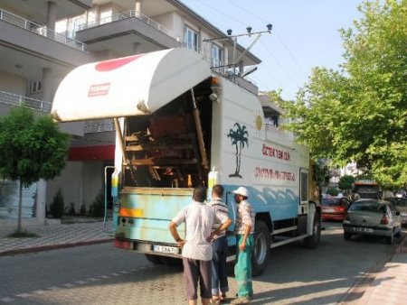 Akçay'da Çöp Konteynerleri Dezenfekte Ediliyor