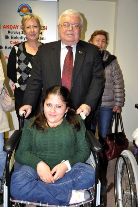 Akçay’da dokuz engelliye tekerlekli sandalye verildi