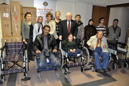 Akçay’da dokuz engelliye tekerlekli sandalye verildi