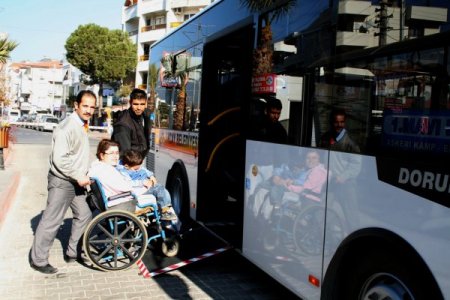 Akçay’da dokuz engelliye tekerlekli sandalye verildi