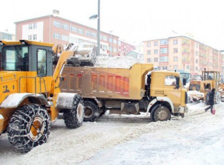 Akdağmadeni’nde kar temizleme çalışmaları devam ediyor