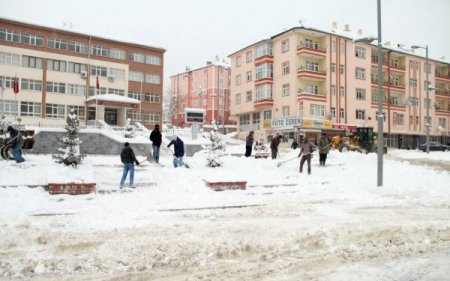 Akdağmadeni’nde kar temizleme çalışmaları devam ediyor