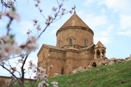 Akdamar Adası badem çiçekleriyle süslendi