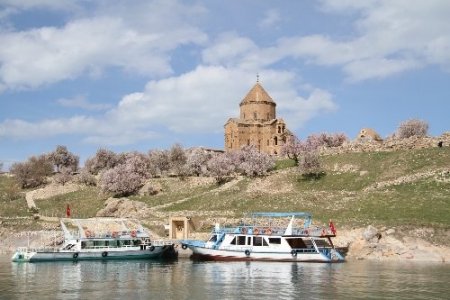 Akdamar Adası badem çiçekleriyle süslendi