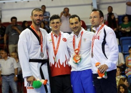 Akdeniz Oyunları'nda tekvando artı 80 kiloda Ali Sarı altın madalya kazandı