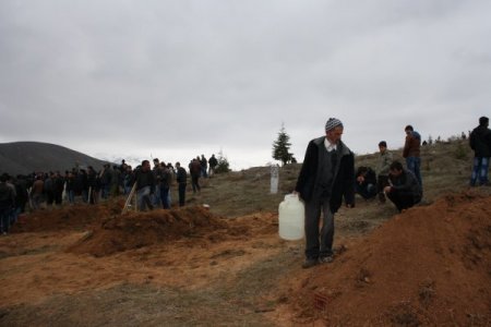 Akgül ailesi yan yana defnedildi