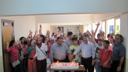 Akhisar'da başarılı öğrenciler için kokteyl düzenledi