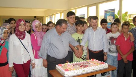 Akhisar'da başarılı öğrenciler için kokteyl düzenledi