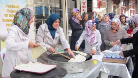 Akhisar'da öğrenciler yararına kermes düzenlendi