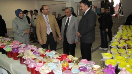 Akhisar'da öğrenciler yararına kermes düzenlendi