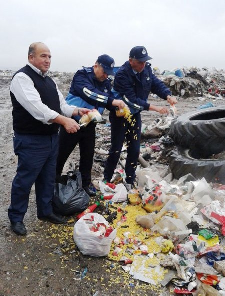 Akhisar'da son kullanma tarihi geçmiş gıda maddeleri imha edildi